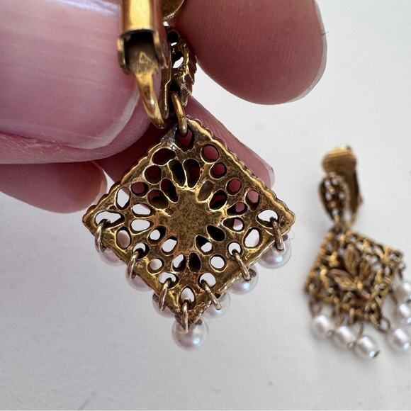 Vintage Gold Tone Faux Pearl Triangle Drop Earrings Clip On Classic - Picture 5 of 7